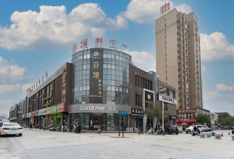 时尚女装趋势解读：展现女性魅力的无限可能